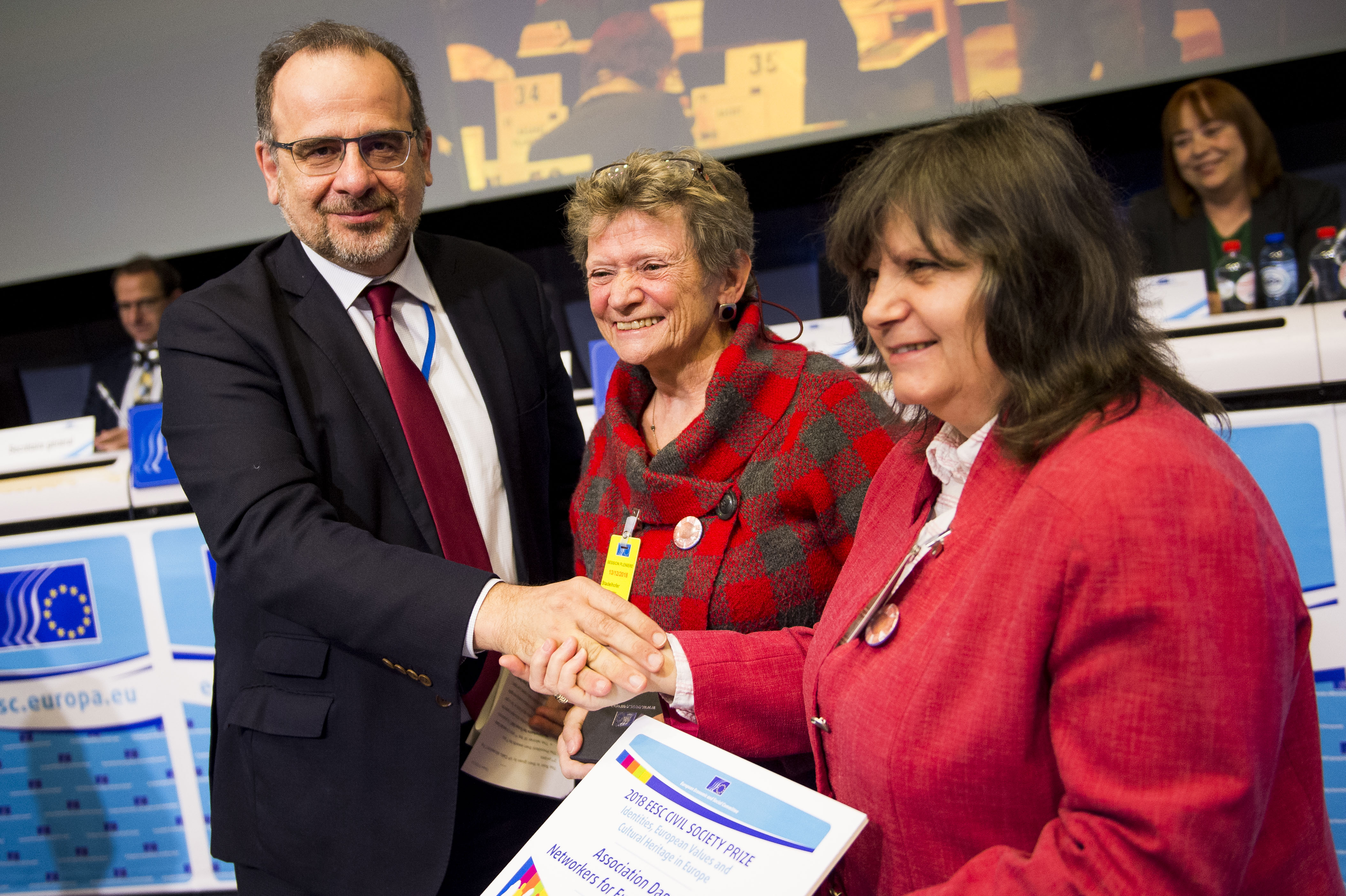 Presentation of the first prize by President Luca Jahier to Carmen Stadelhofer, Chairwoman DANET e.V., Ulm and Prof. Emilia Velikova, Vice-President, Ruse, on 13.12.2018 in Brussels